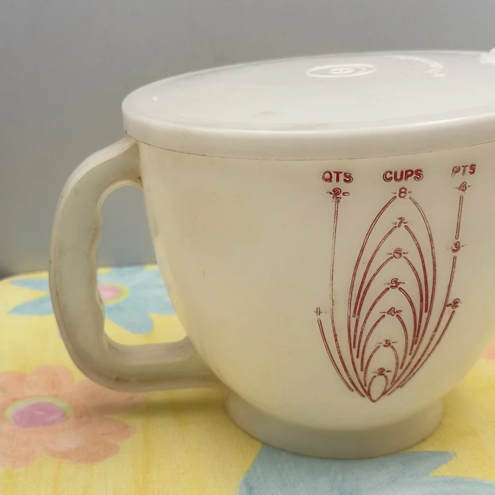 Vintage Tupperware 8 Cup Measuring Mix N Store Bowl Pour Spout Red Lettering Lid